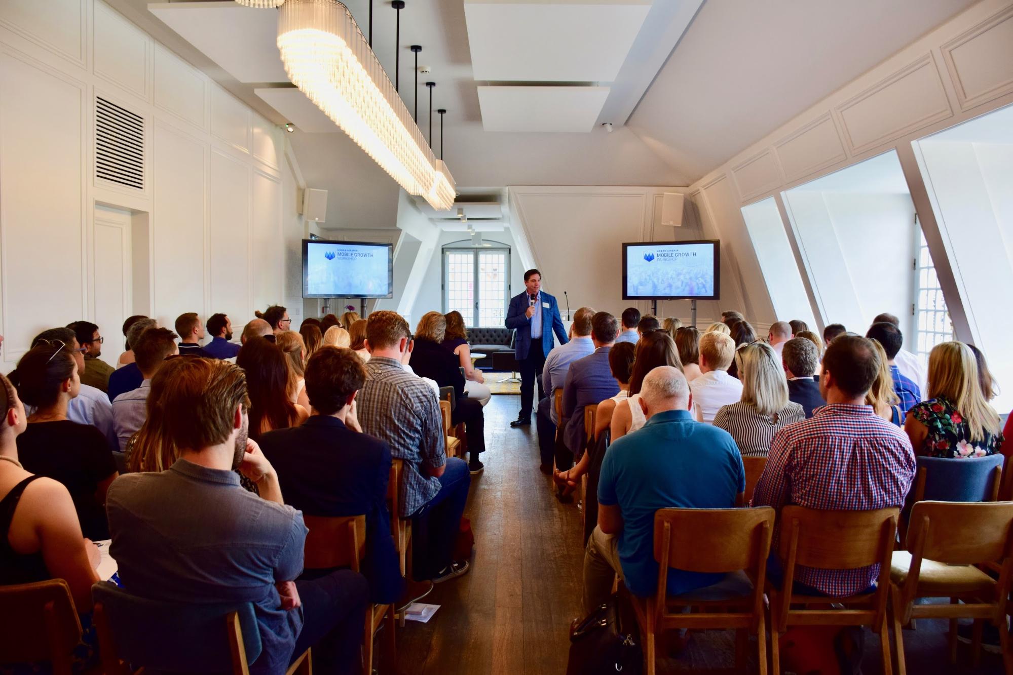 brett-caine-welcomes-attendees-to-urban-airship-mobile-growth-workshop-london