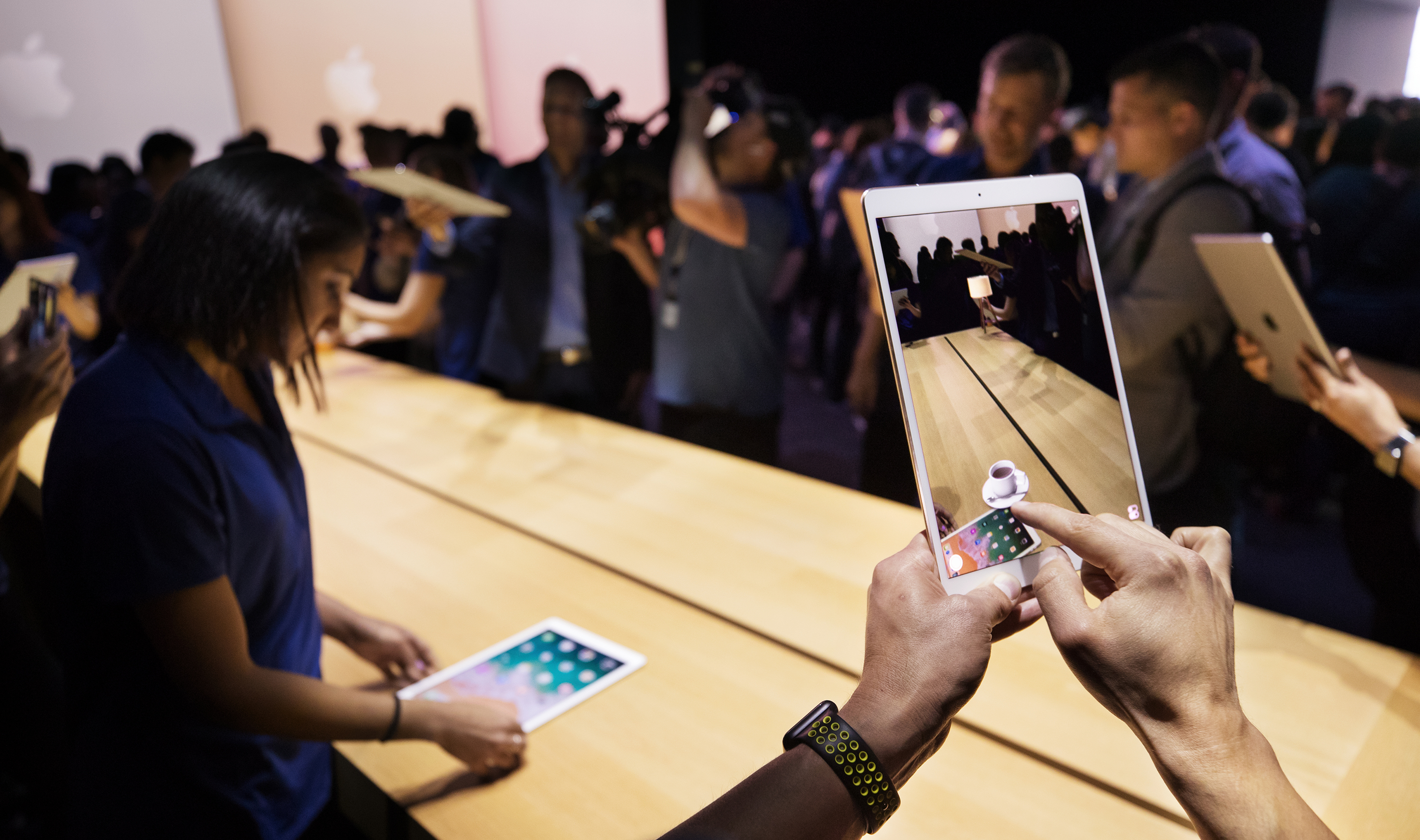 wwdc_sj_keynote_hoa_crowd_ipads-arkit.jpg